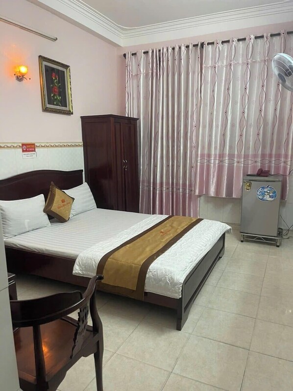 Íróasztal, ingyenes wifi és ágynemű