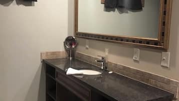 Combined shower/bathtub, towels, soap, shampoo