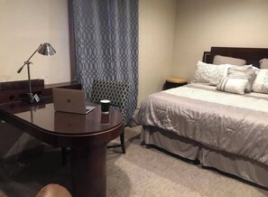 Desk, laptop workspace, free WiFi, bed sheets - Baltzell Lodge (Great Bend)