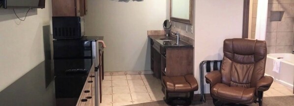 Deluxe Suite, 1 King Bed, Kitchenette | Bathroom