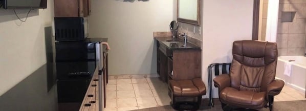 Deluxe Suite, 1 King Bed, Kitchenette | Bathroom