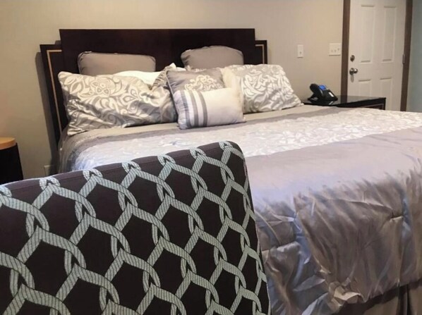 1 habitación, escritorio y espacio para trabajar con laptop 