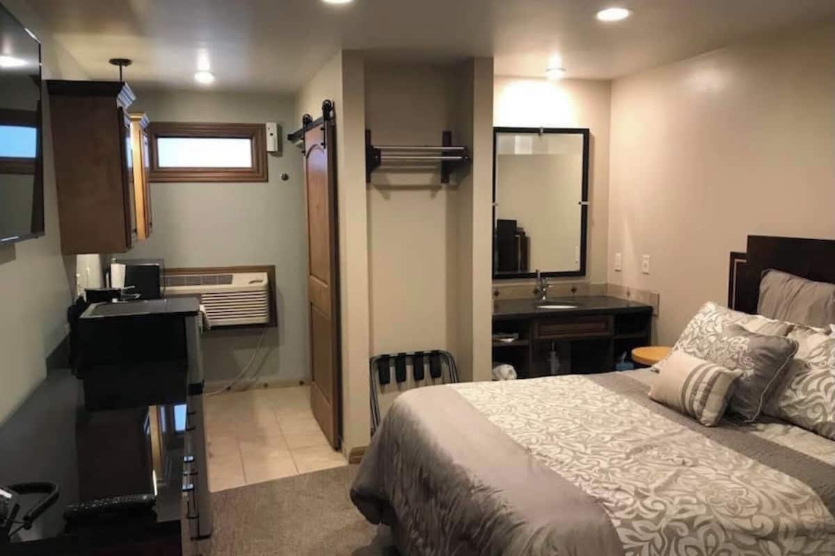 1 bedroom, desk, laptop workspace, free WiFi