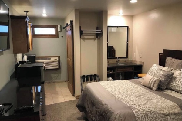 Skrivebord, skrivebord for bærbar PC, wi-fi (inkludert) og sengetøy