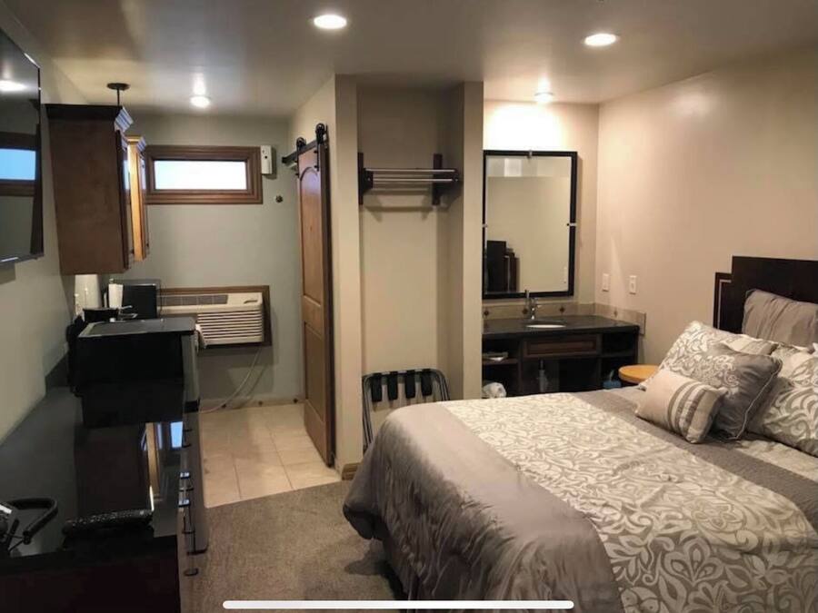 Työpöytä, kannettavalle tietokoneelle sopiva työtila, ilmainen Wi-Fi