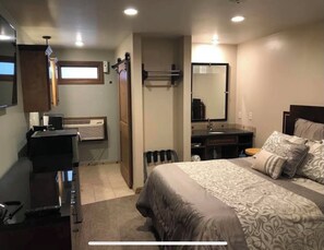 1 bedroom, desk, laptop workspace, free WiFi