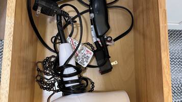 Secador de pelo, toallas, jabón, papel higiénico