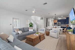 Smart TV, books - Yes Beach + Bikes + Pet Friendly + Golf Cart (Santa Rosa Beach)