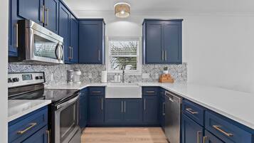 Coffee/tea maker, fridge, microwave, oven