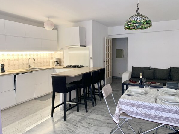 Kylskåp, ugn, diskmaskin och kaffe- och tebryggare