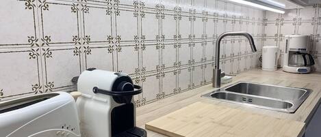 冷蔵庫、オーブン、食器洗い機、コーヒー / ティーメーカー