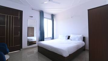 3 bedrooms, iron/ironing board, WiFi, bed sheets