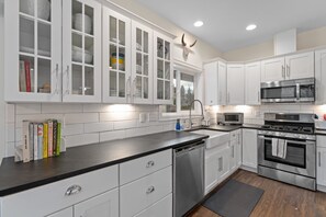 Jä äkaappi, mikroaaltouuni, uuni, liesi