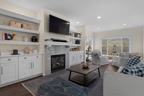 TV, fireplace, books, stereo - Manson Lakefront Home near Lake Chelan w/ Dock (Manson)