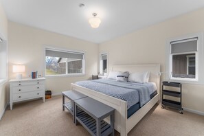 4 bedrooms, desk, iron/ironing board, travel crib - Manson Lakefront Home near Lake Chelan w/ Dock (Manson)