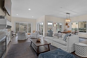 電視、壁爐、書籍、音響