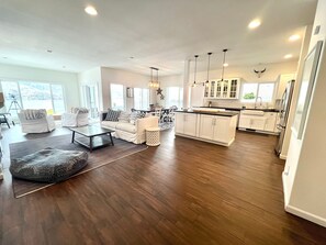 Télévision, cheminée, livres, chaîne hi-fi