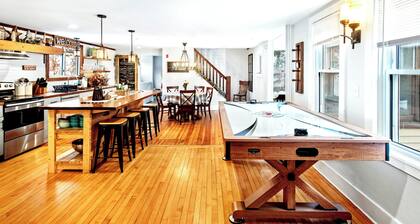 Couples 2 Bedroom Retreat - Hot Tub- Air Hockey -Close to ShelburneFalls