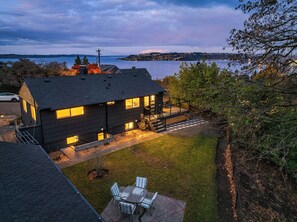 A modern two-story house with a deck and a view of a lake. - Luxury Spa, Patio, Deck & Views of Puget Sound in the Heart of Old Town, Tacoma (Tacoma)