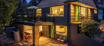 Luxury Spa, Patio, Deck & Views of Puget Sound in the Heart of Old Town, Tacoma