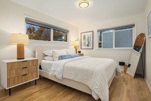 3 bedrooms, desk, iron/ironing board, travel crib