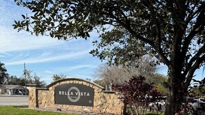A stone wall with a sign reading "Bella Vista On Park". - Cozy 1-bedroom with AC, WiFi in charming Plant City (Plant City)