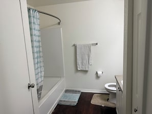SĂšche-cheveux, serviettes fournies, savon, papier toilette