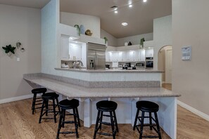 Kjøleskap, mikrobølgeovn, ovn og kokeplater