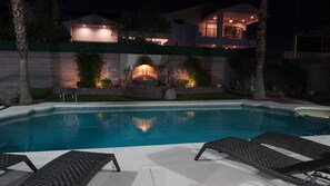 Utendørsbasseng og et oppvarmet basseng