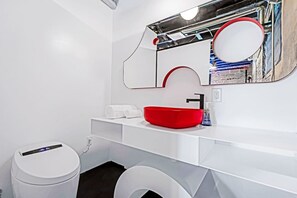 Secadora de cabello, bidet, toallas, jabón