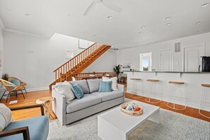 Smart TV - Stylish 4BR Retreat w/ Pool & Grill – 5 Min Walk to Beach, Sleeps 12 (Panama City Beach)