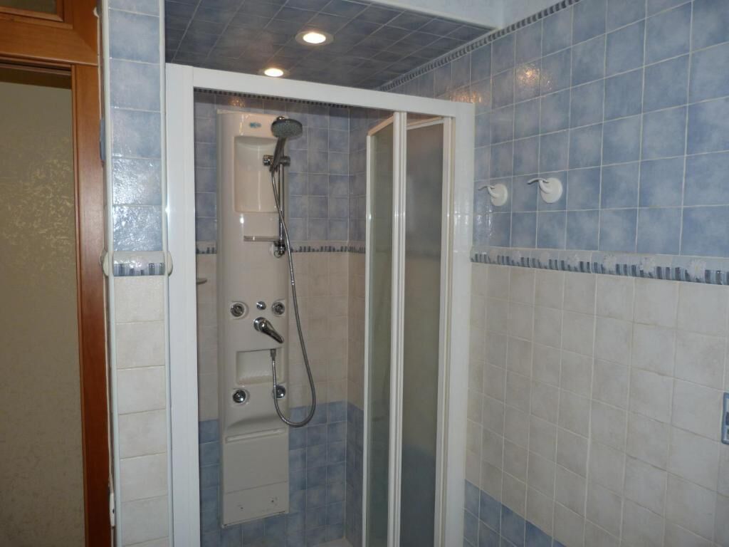Regadera, secadora de cabello, bidet, toallas 