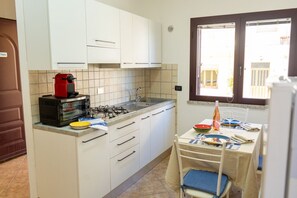 Kühlschrank, Ofen, Herdplatte, Wasserkocher mit Kaffee-/Teezubehör