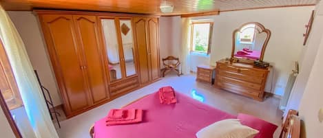 3 bedrooms, WiFi, bed sheets
