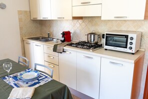 冷蔵庫、オーブン、コンロ、コーヒー / ティーメーカー