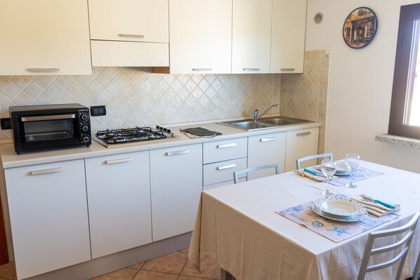 Fridge, oven, stovetop, coffee/tea maker