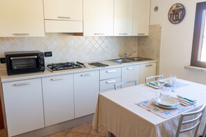 Geladeira, fogão, cooktop, cafeteira/chaleira