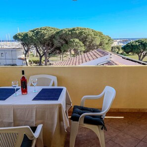 屋外ダイニングエリア