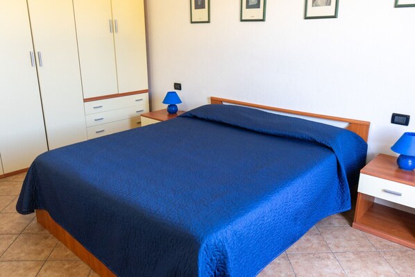 2 bedrooms, bed sheets - Apartment Molo - La Caletta (La Caletta)