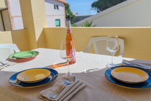 屋外ダイニングエリア