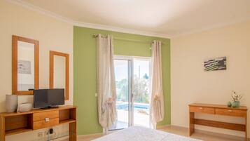 5 habitaciones, tabla de planchar con plancha y wifi gratis