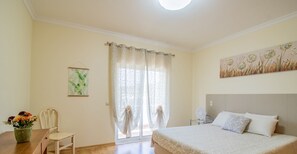 5 bedrooms, iron/ironing board, free WiFi, bed sheets