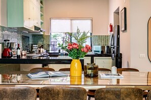 Réfrigérateur, micro-ondes, four, cafetière/bouilloire