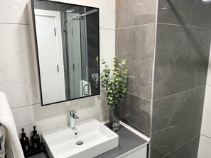Handtücher, Seife, Toilettenpapier