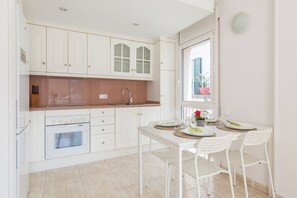 Fridge, microwave, oven, coffee/tea maker
