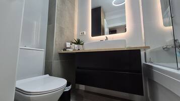 Haartrockner, Handtücher, Seife, Toilettenpapier