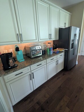 Fridge, microwave, oven, stovetop - Milton Manor - Close to DEturf and Delaware beaches (Milton)