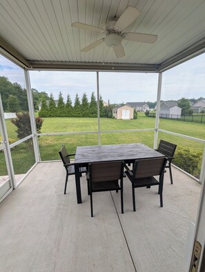 Outdoor dining - Milton Manor - Close to DEturf and Delaware beaches (Milton)
