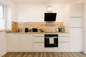 Kaffetrakter/tekoker, kjøleskap, mikrobølgeovn og ovn