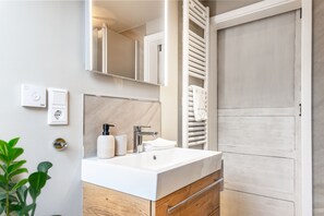 Shower, hair dryer, towels